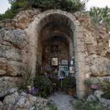 Sul ciglio del sentiero, nascosta fra la natura inselvatichita, si cela una piccola cappella votiva ricavata in un trullo in parte crollato. Al suo interno trovano spazio un altarino, quadri e ricami dedicati alla Vergine e a Padre Pio